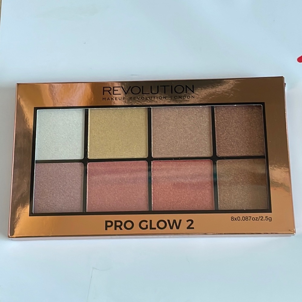 Makeup Revolution Pro Glow 2 highlighter palette